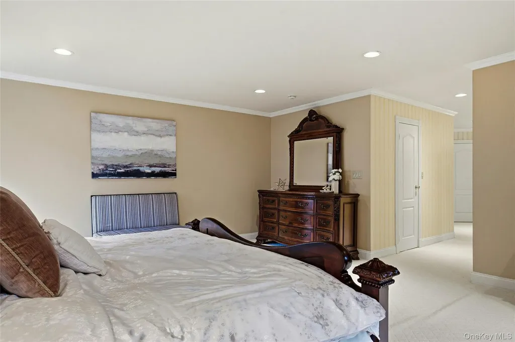 18 Aldgate Drive W Manhasset NY 11030