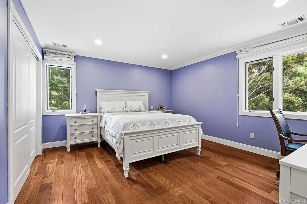18 Aldgate Drive W Manhasset NY 11030