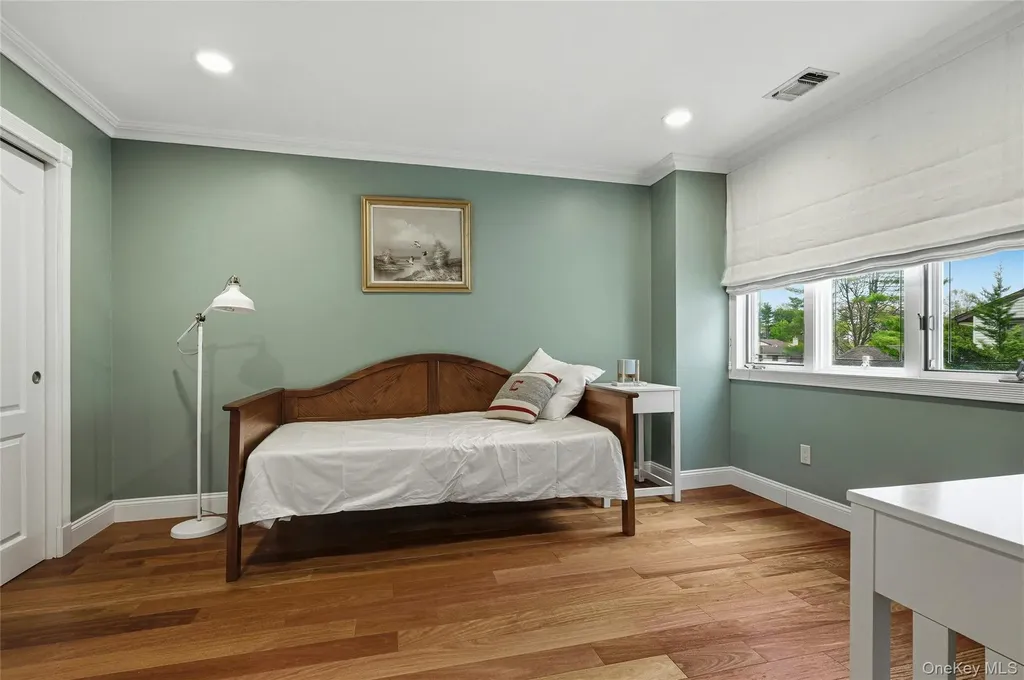 18 Aldgate Drive W Manhasset NY 11030
