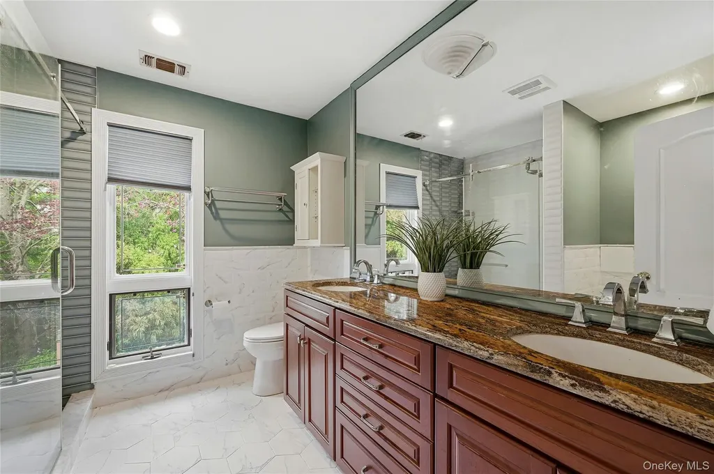 18 Aldgate Drive W Manhasset NY 11030
