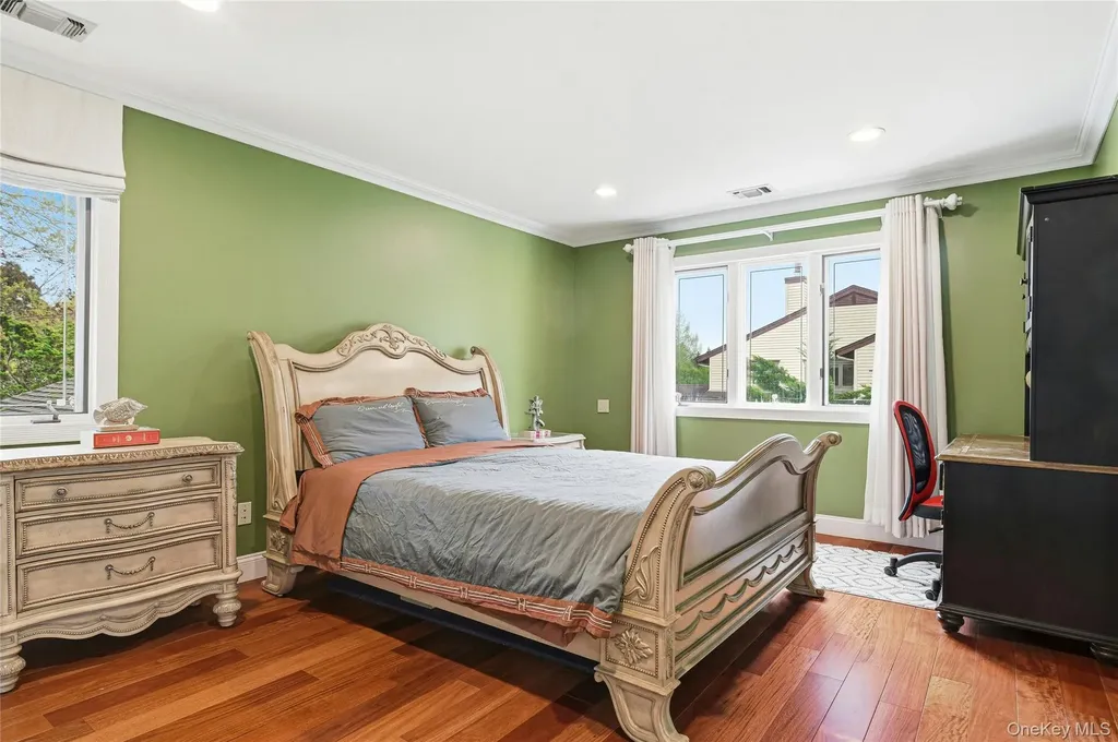 18 Aldgate Drive W Manhasset NY 11030