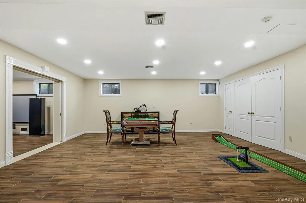 18 Aldgate Drive W Manhasset NY 11030