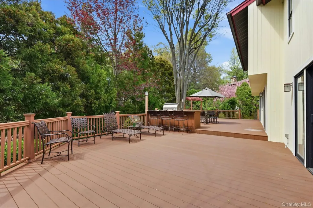 18 Aldgate Drive W Manhasset NY 11030