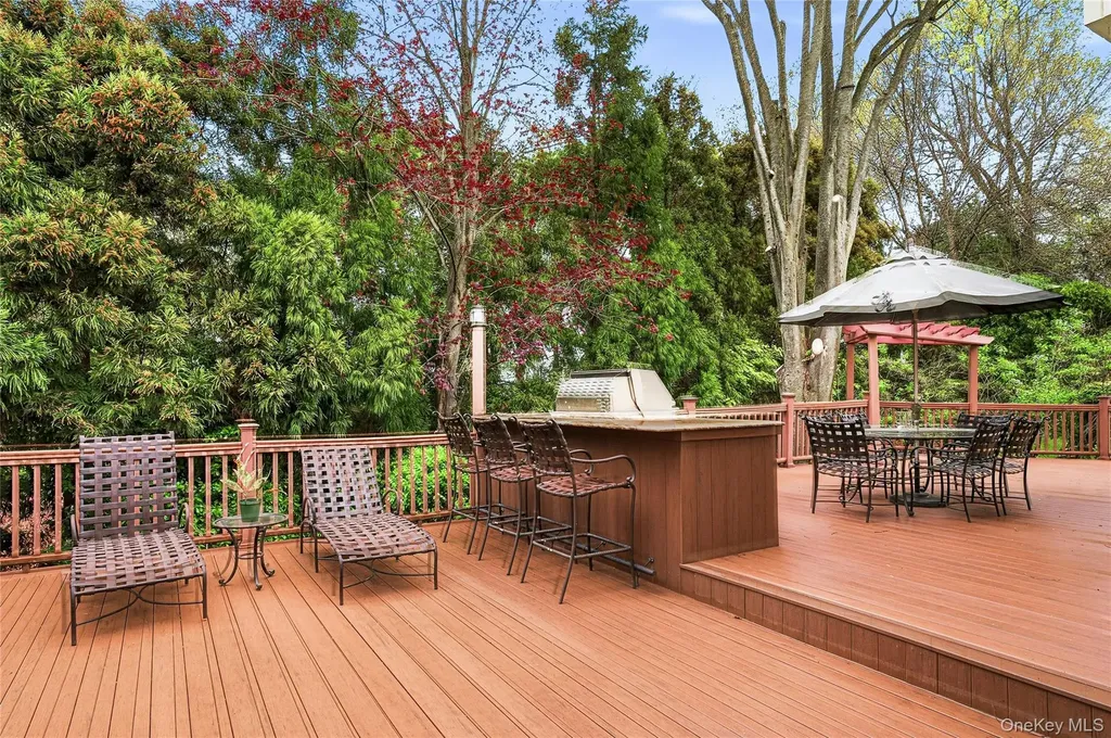 18 Aldgate Drive W Manhasset NY 11030
