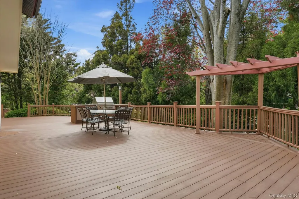 18 Aldgate Drive W Manhasset NY 11030
