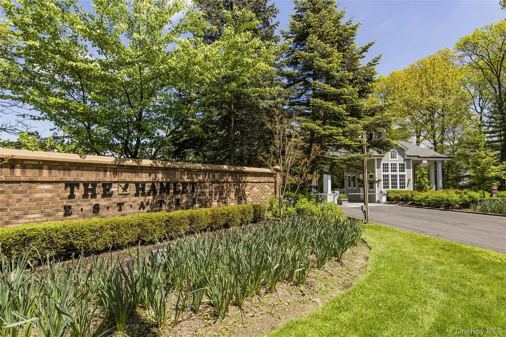 18 Aldgate Drive W Manhasset NY 11030