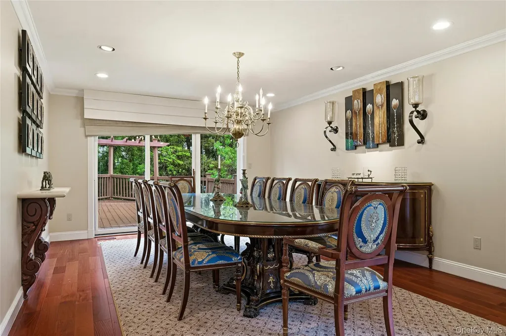 18 Aldgate Drive W Manhasset NY 11030