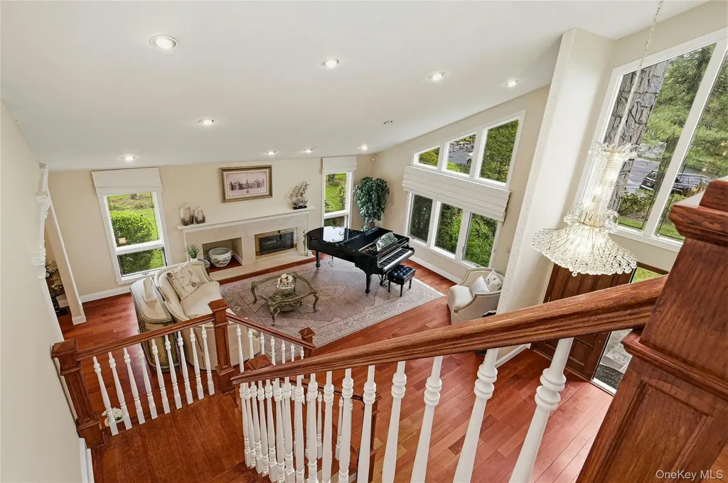 18 Aldgate Drive W Manhasset NY 11030