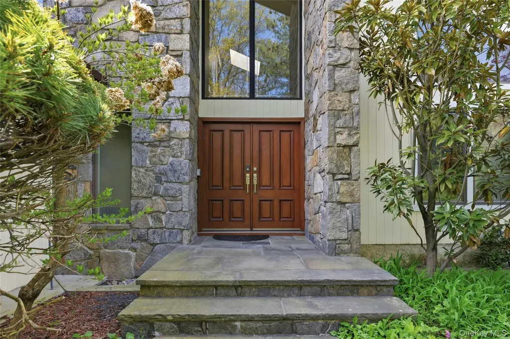 18 Aldgate Drive W Manhasset NY 11030
