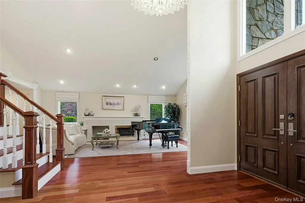 18 Aldgate Drive W Manhasset NY 11030