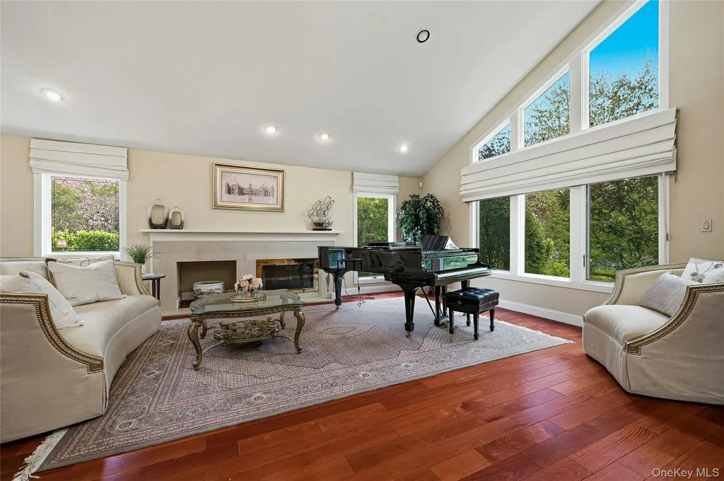 18 Aldgate Drive W Manhasset NY 11030