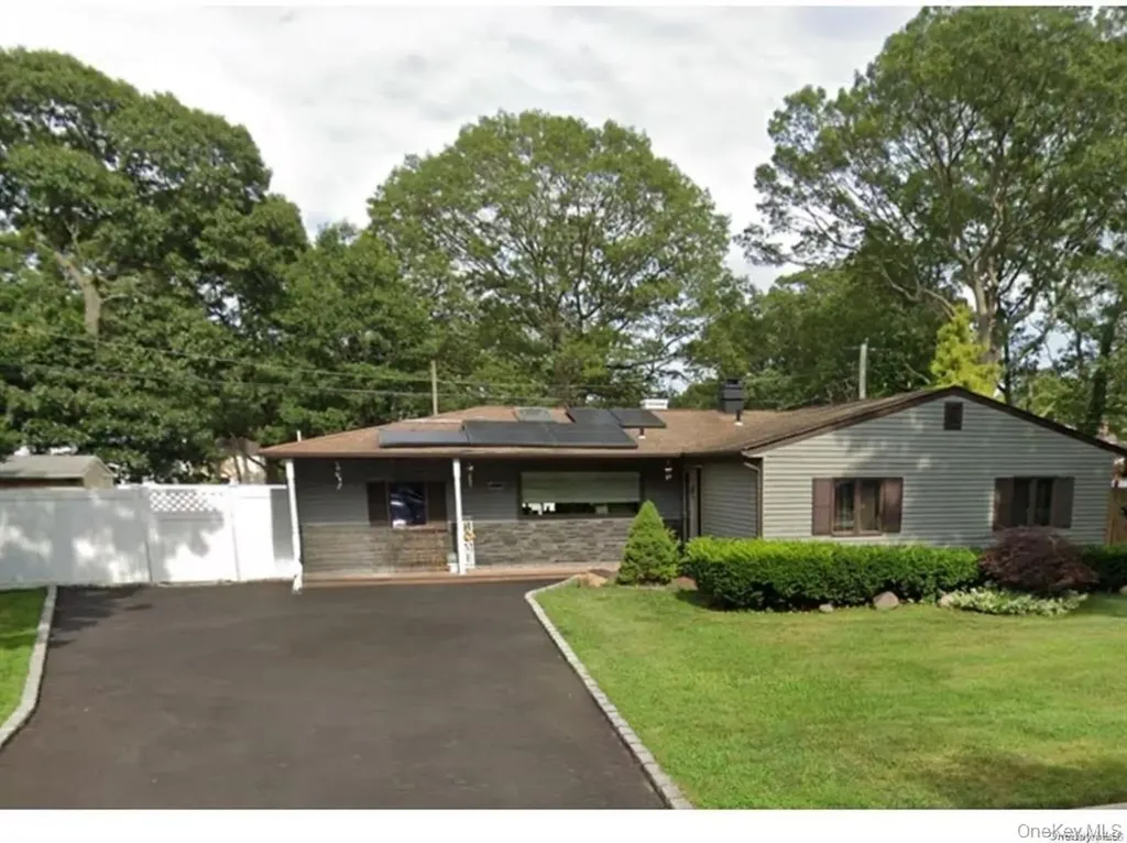 19 Bridle Path Farmingville NY 11738