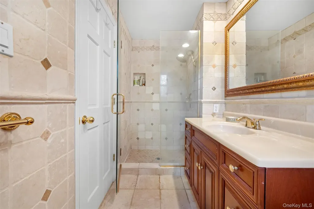 8 Cathy Lane Great Neck NY 11024