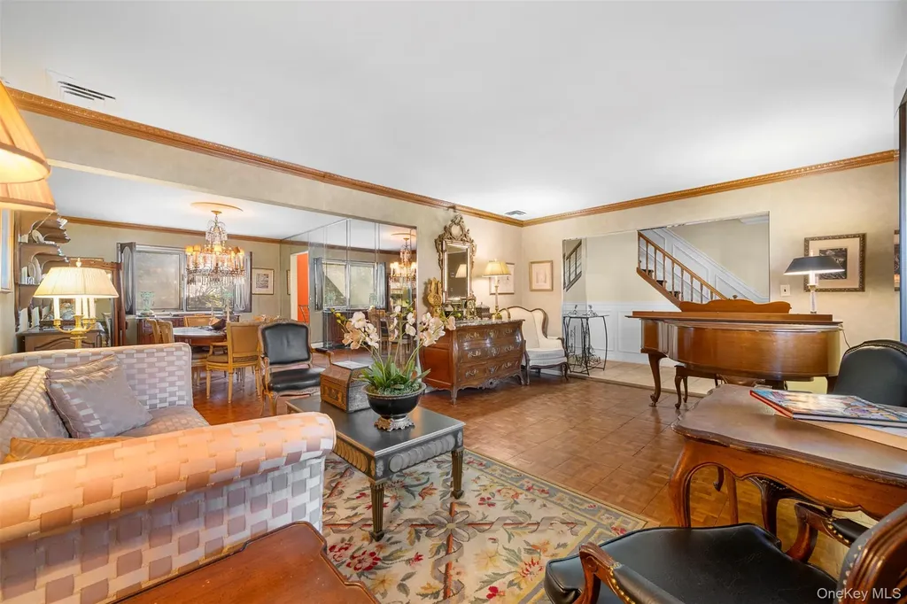 8 Cathy Lane Great Neck NY 11024