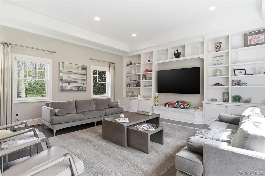 5 Oakwood Drive Lloyd Harbor NY 11743
