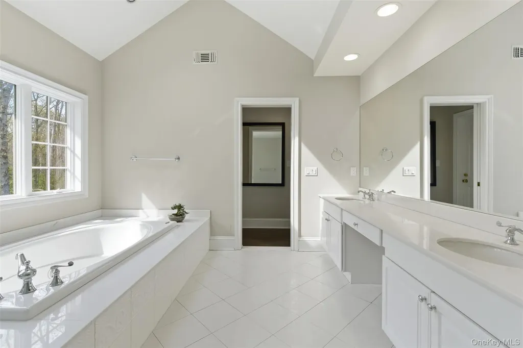 5 Oakwood Drive Lloyd Harbor NY 11743