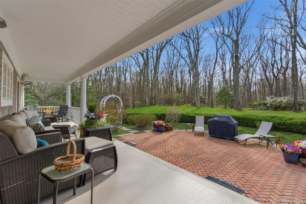 5 Oakwood Drive Lloyd Harbor NY 11743