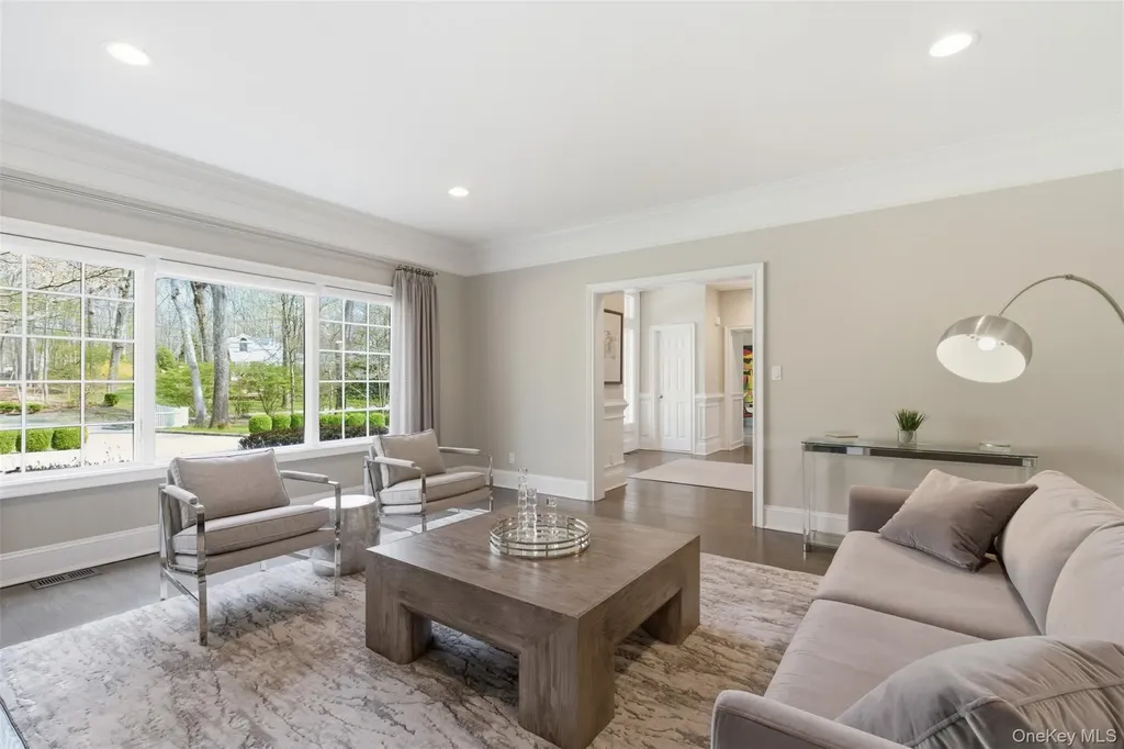 5 Oakwood Drive Lloyd Harbor NY 11743