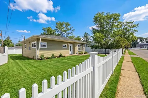 34 Croydon Road Amityville NY 11701