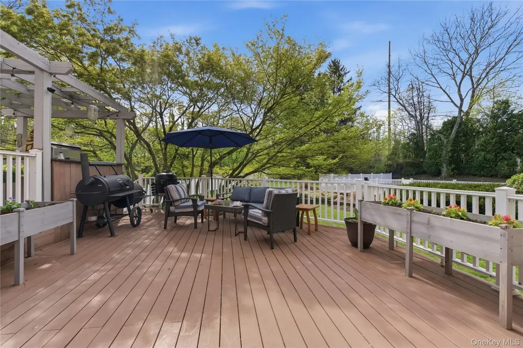 12 Pond Drive Syosset NY 11791