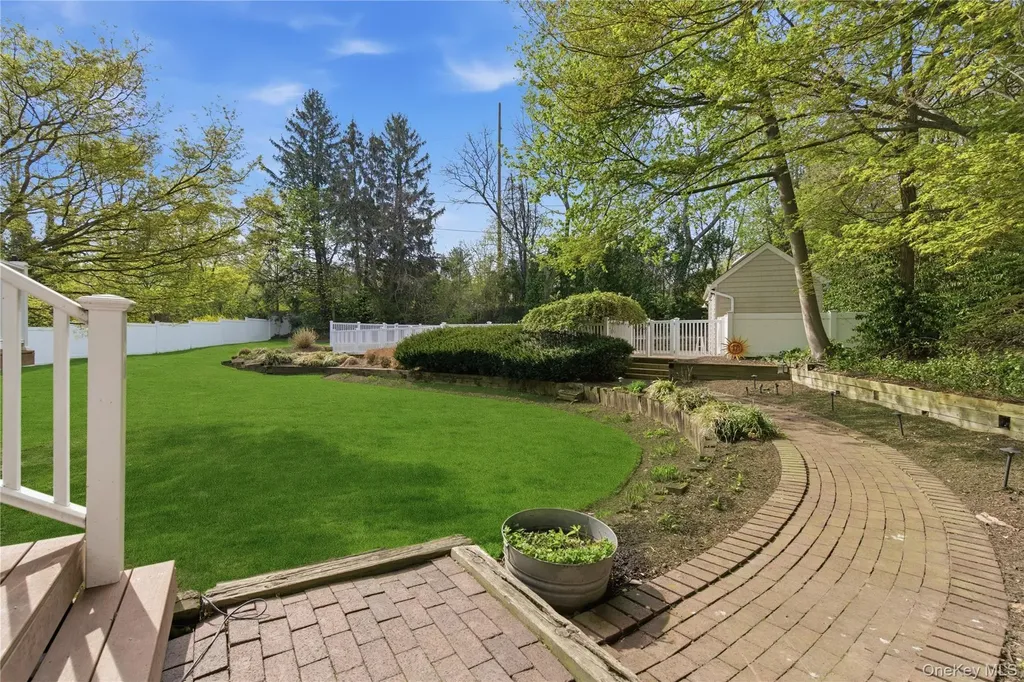 12 Pond Drive Syosset NY 11791