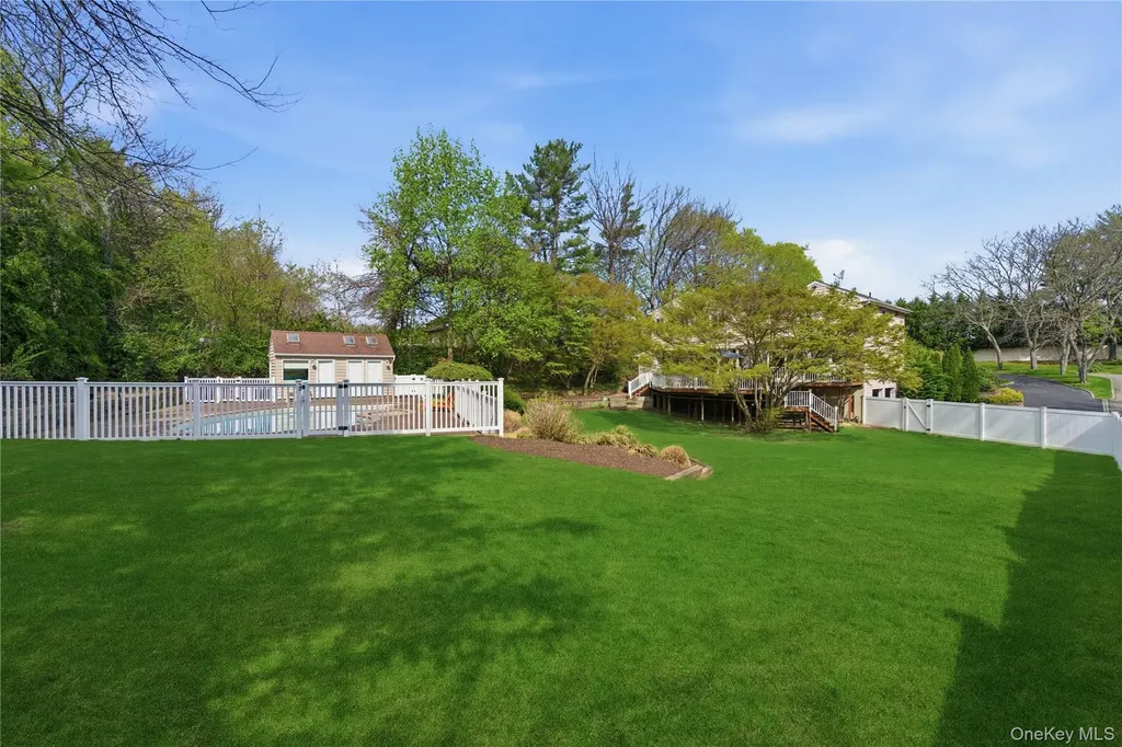 12 Pond Drive Syosset NY 11791