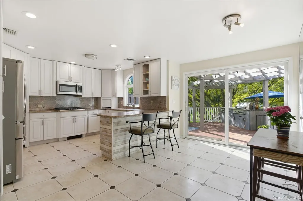 12 Pond Drive Syosset NY 11791