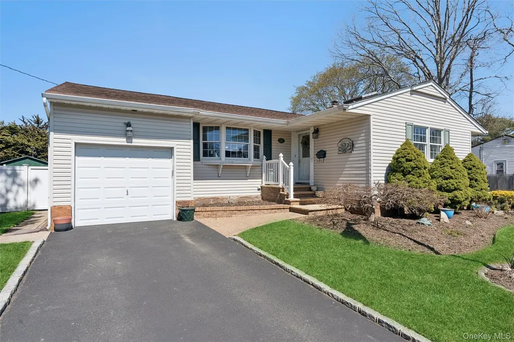 189 N Iowa Avenue Massapequa NY 11758