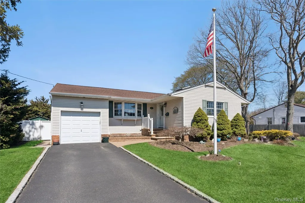 189 N Iowa Avenue Massapequa NY 11758