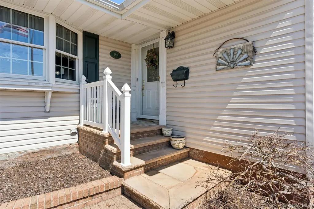 189 N Iowa Avenue Massapequa NY 11758