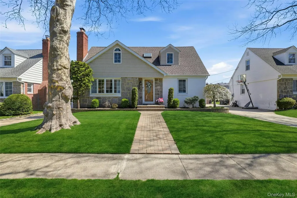 43 Beechwood Lane New Hyde Park NY 11040