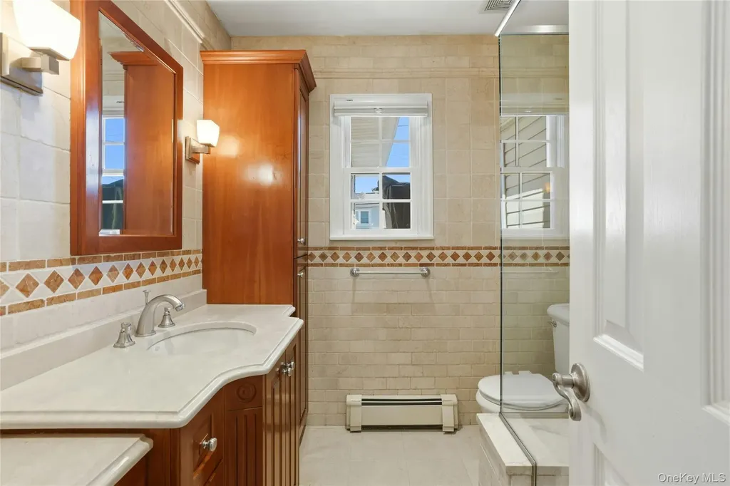 43 Beechwood Lane New Hyde Park NY 11040
