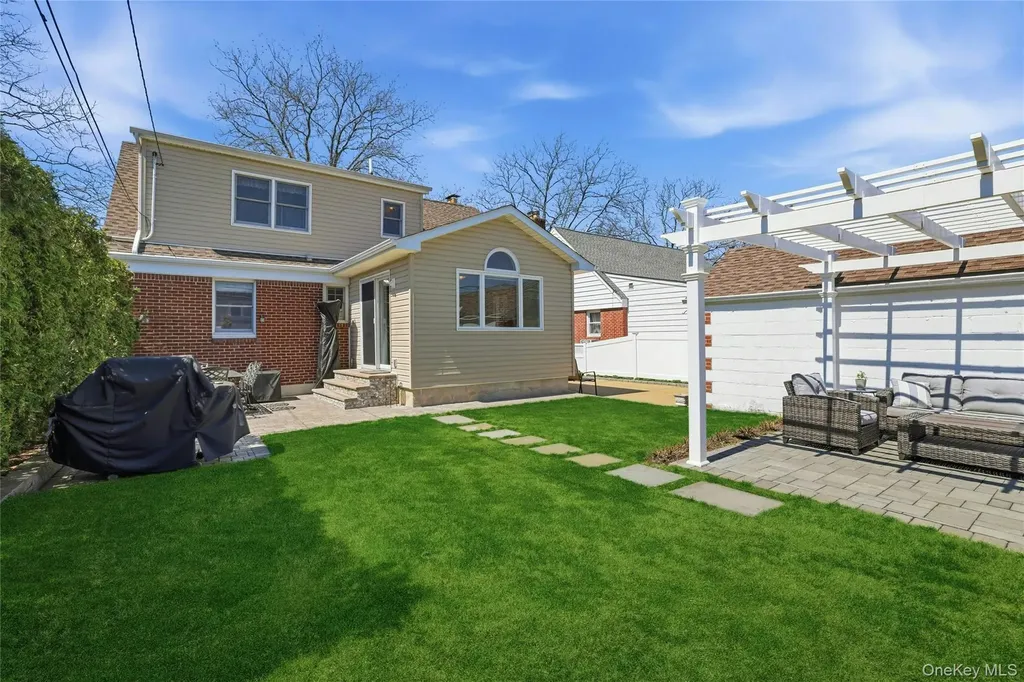 43 Beechwood Lane New Hyde Park NY 11040