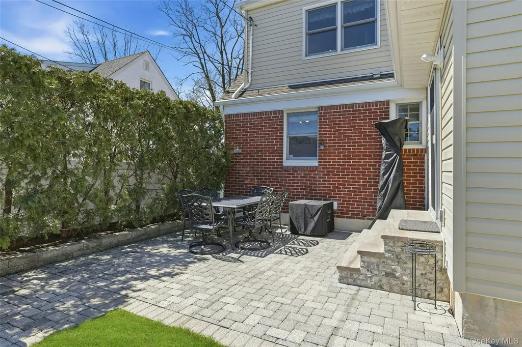43 Beechwood Lane New Hyde Park NY 11040