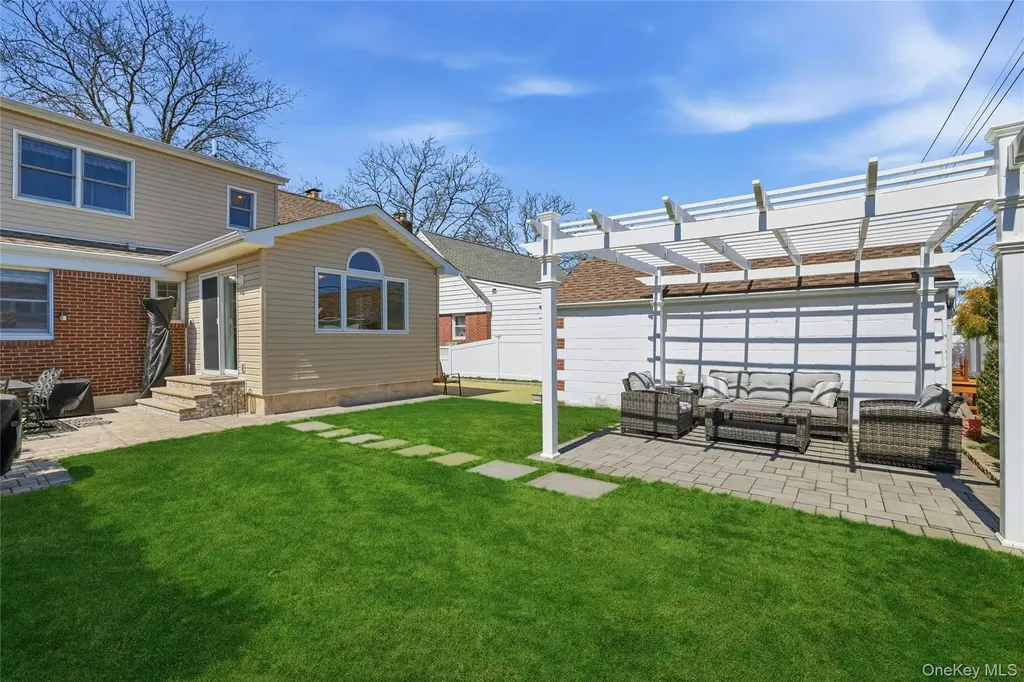 43 Beechwood Lane New Hyde Park NY 11040