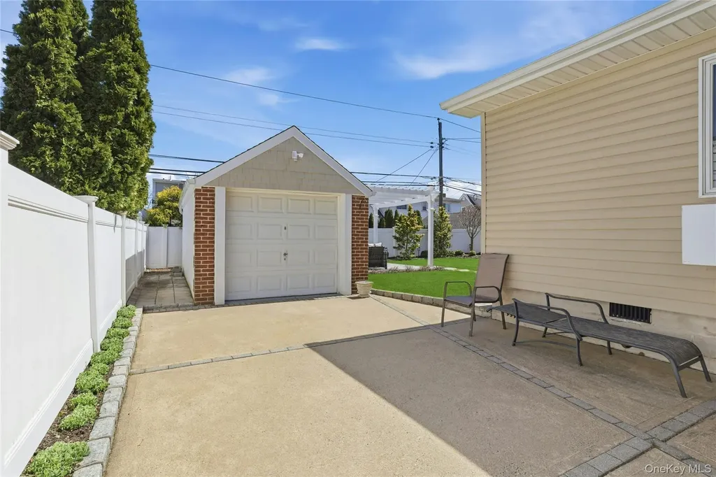 43 Beechwood Lane New Hyde Park NY 11040