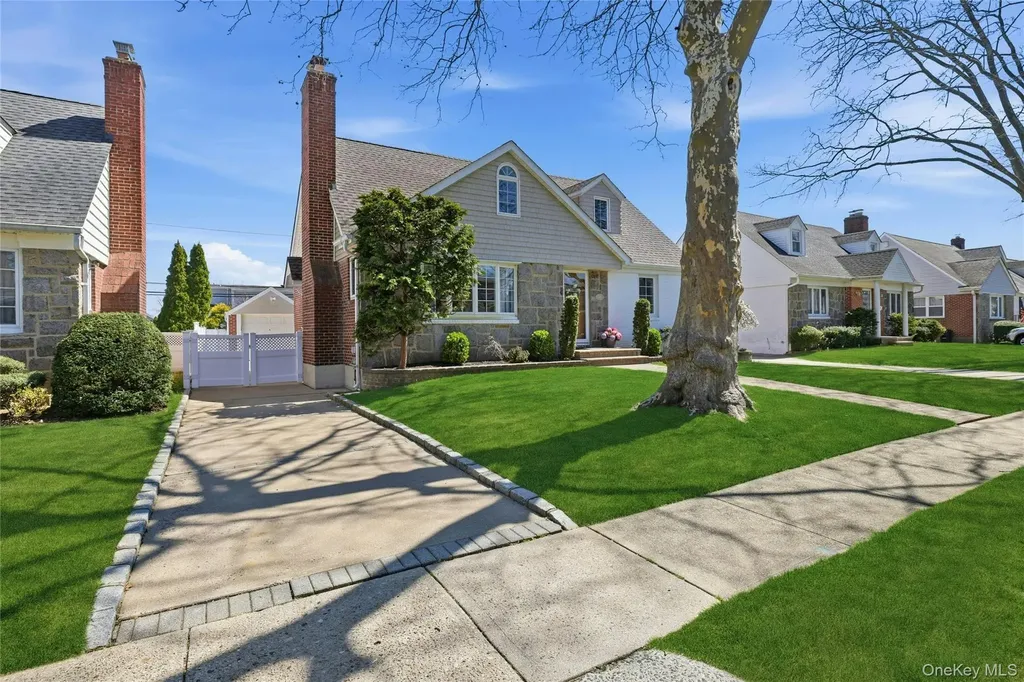43 Beechwood Lane New Hyde Park NY 11040