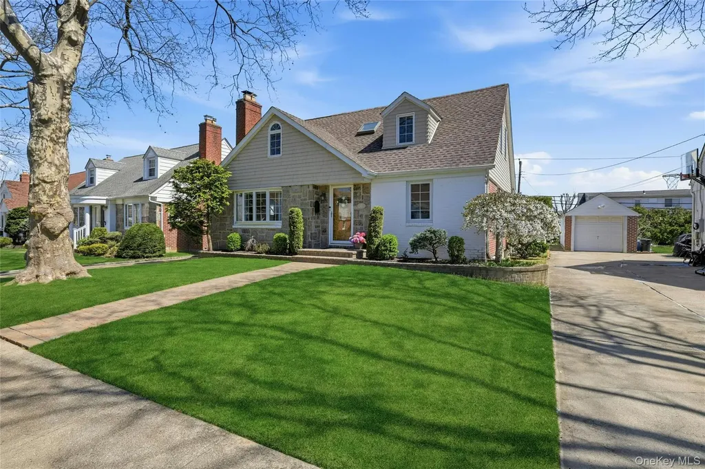 43 Beechwood Lane New Hyde Park NY 11040