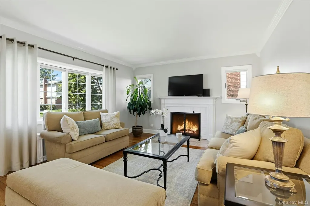 43 Beechwood Lane New Hyde Park NY 11040