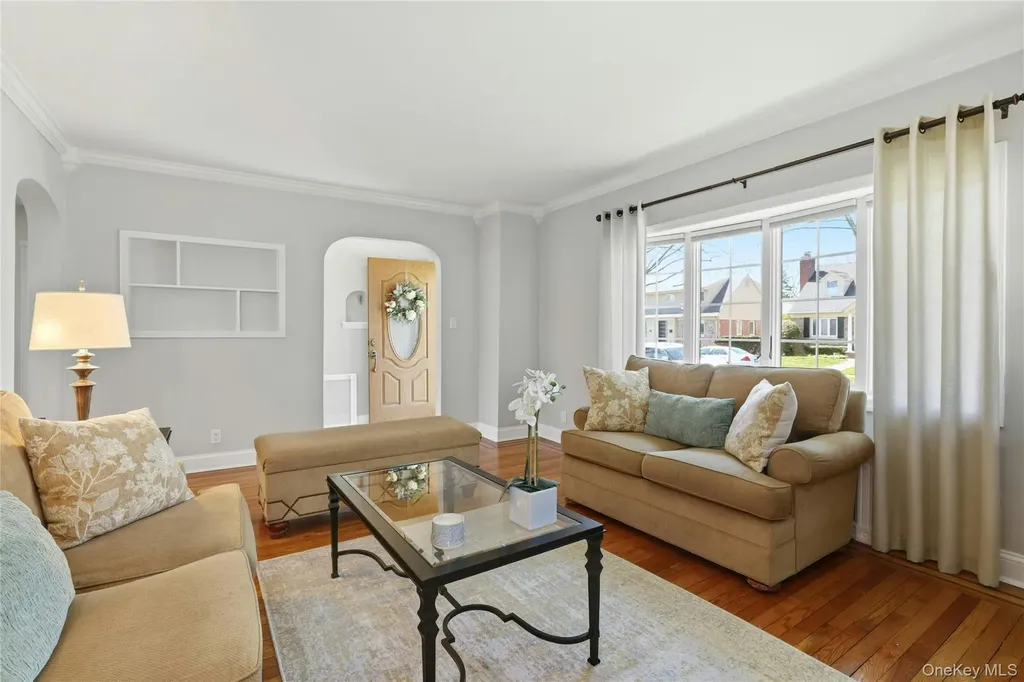 43 Beechwood Lane New Hyde Park NY 11040