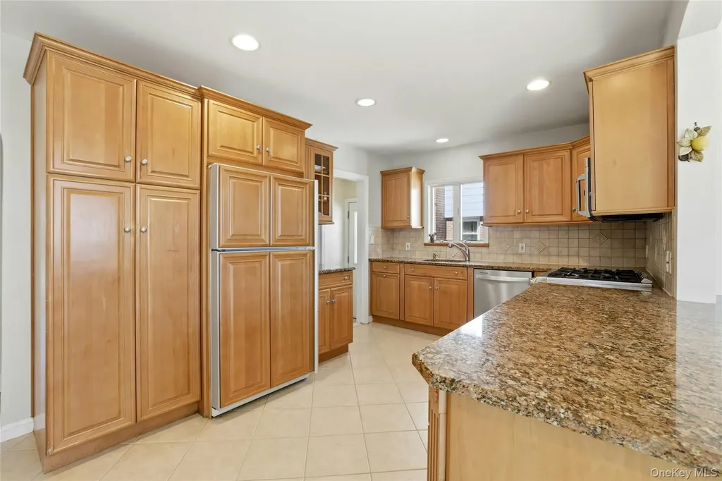 43 Beechwood Lane New Hyde Park NY 11040