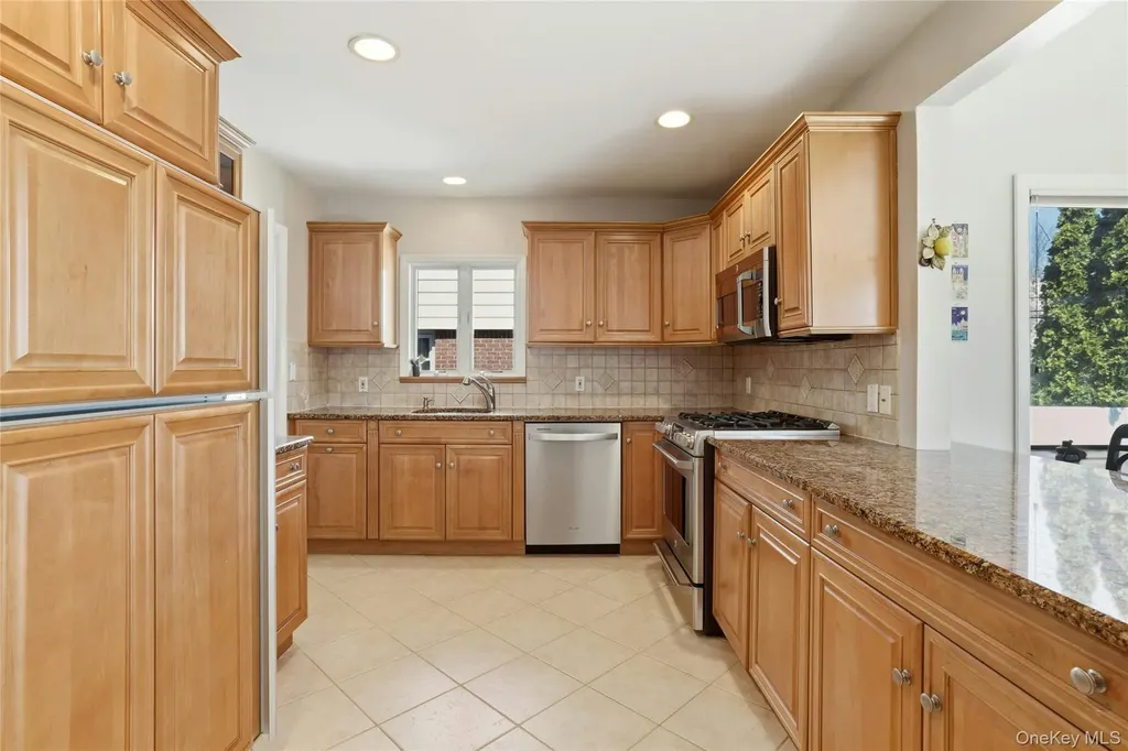 43 Beechwood Lane New Hyde Park NY 11040