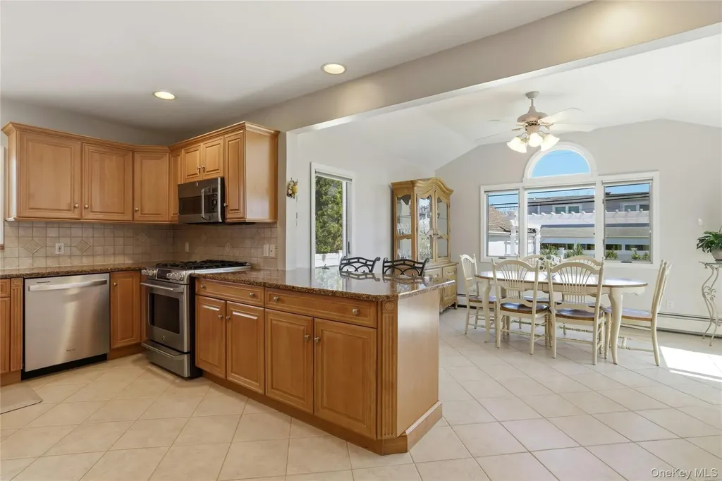 43 Beechwood Lane New Hyde Park NY 11040