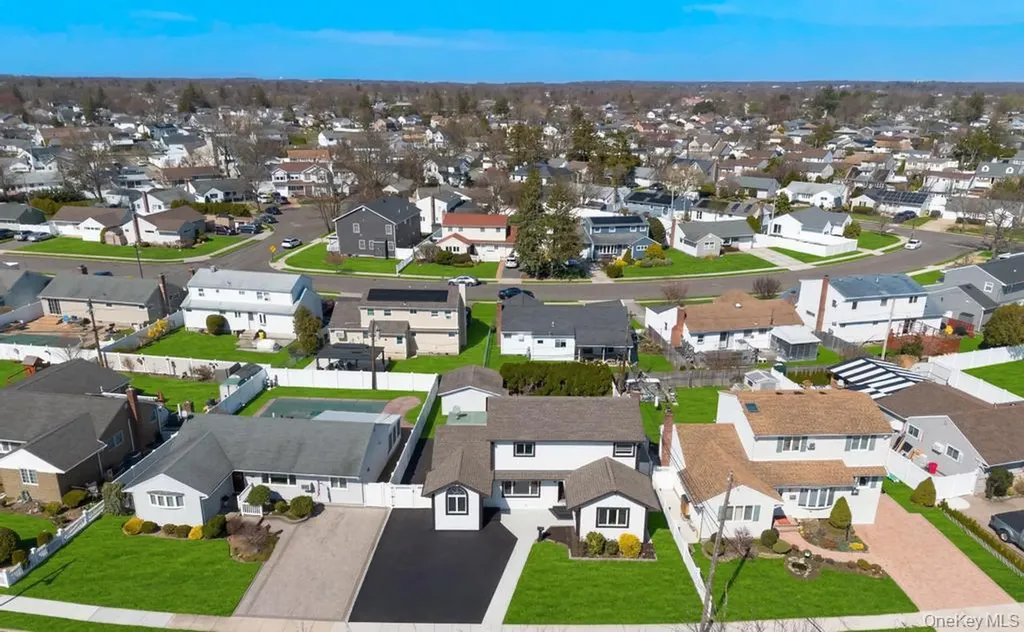 61 Cheshire Road Bethpage NY 11714