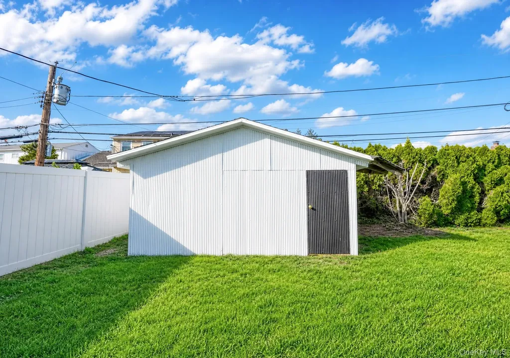 61 Cheshire Road Bethpage NY 11714