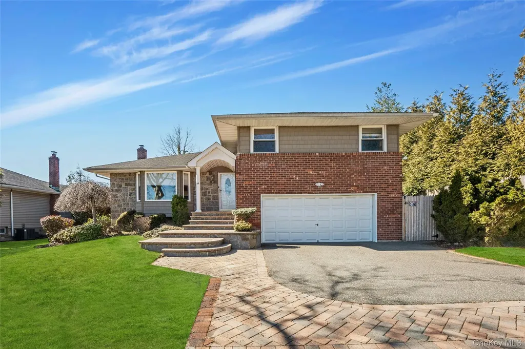 37 Winthrop Road Plainview NY 11803