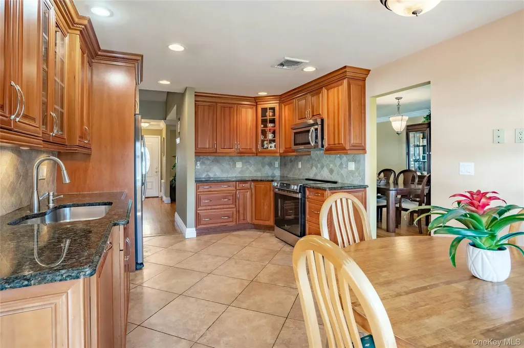 37 Winthrop Road Plainview NY 11803
