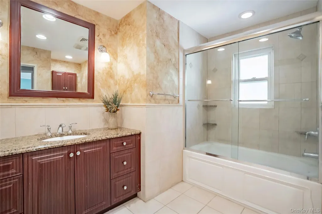 37 Winthrop Road Plainview NY 11803