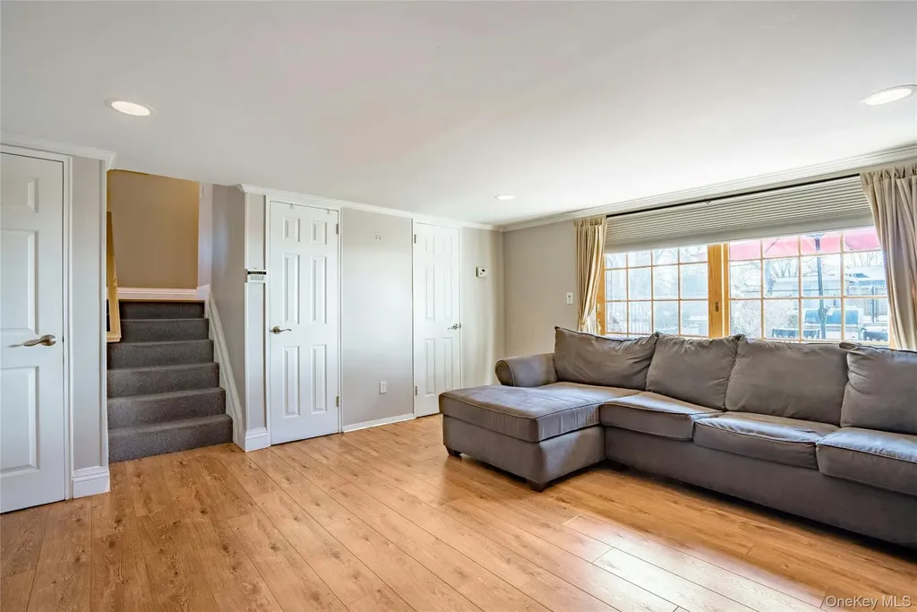 37 Winthrop Road Plainview NY 11803