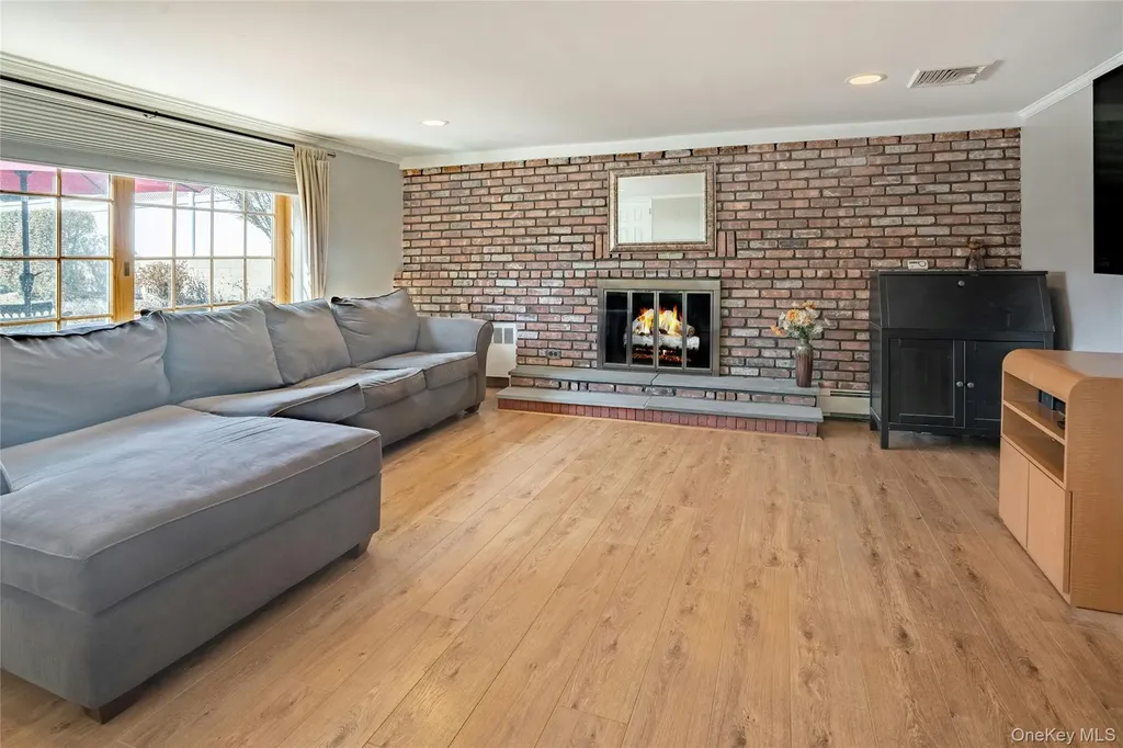 37 Winthrop Road Plainview NY 11803